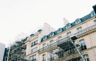 rénovation de façade avec échafaudage